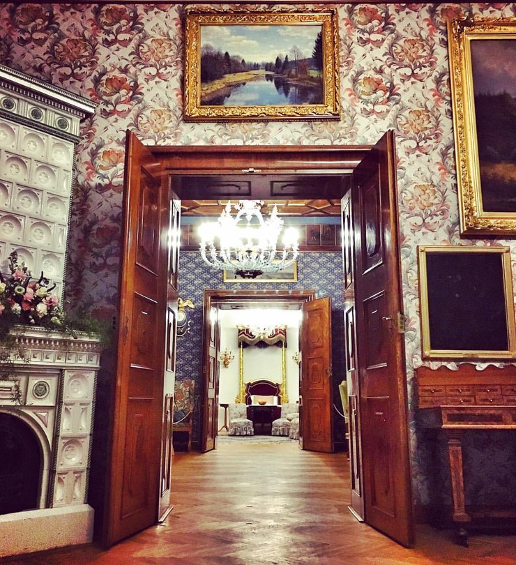 1890 - Ján Kolenik a jeho zbierka fotiek z nakrúcania na Betliari.jpg