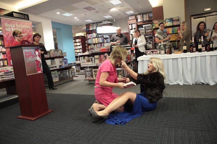 Alica a Evita bitka na krste - Panelák 2