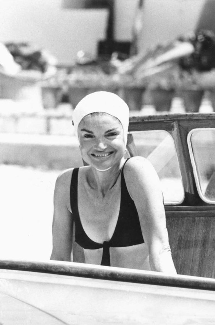 1974 - 1975 - Jackie O nikdy neprahla po bohémskom štýle, obliekala si čierne bikiny, doladila ich šatkou a zobrazila tak pravú tvár polovice 70. rokov.