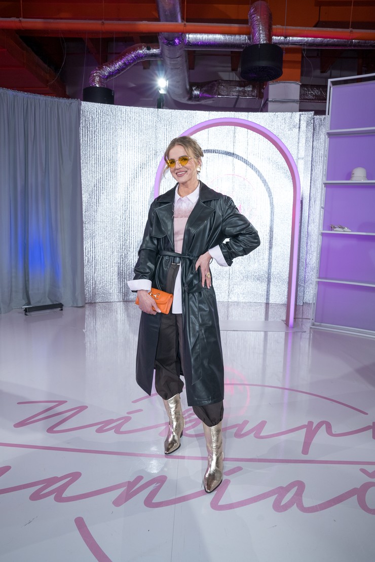 Nákupné maniačky - Súťažiace v trenčkotoch