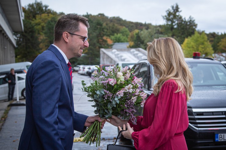 Zuzanu Čaputová a generálny riaditeľ TV JOJ  Marcel Grega