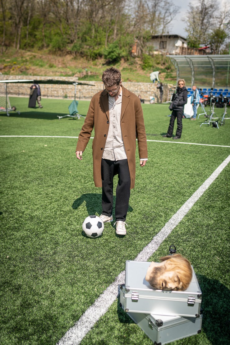 Einstein - nakrúcanie scény na futbalovom štadióne