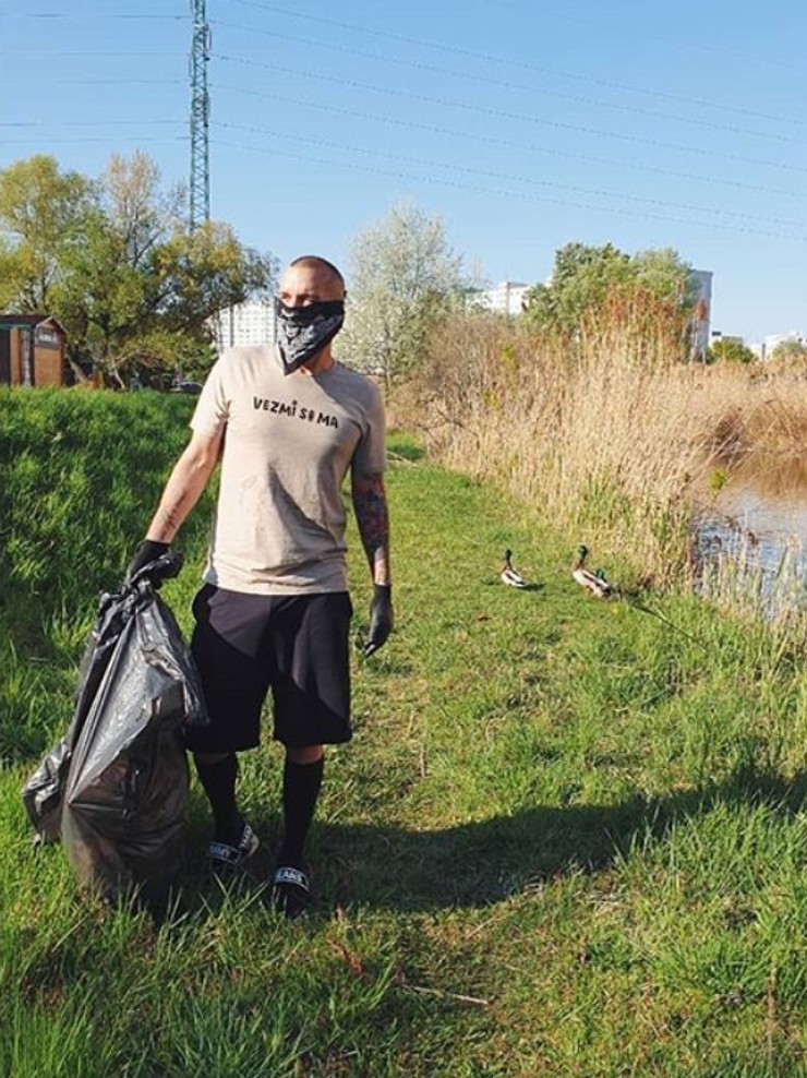 Mišo Sabo počas zberu odpadkov