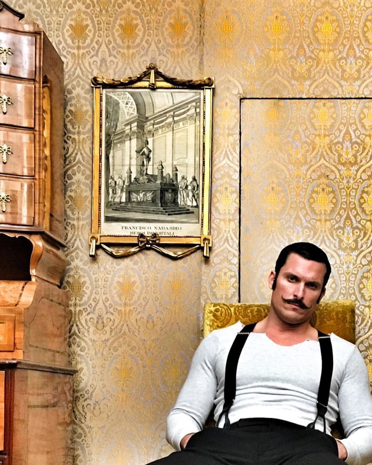 1890 - Ján Kolenik a jeho zbierka fotiek z nakrúcania na Betliari.jpg