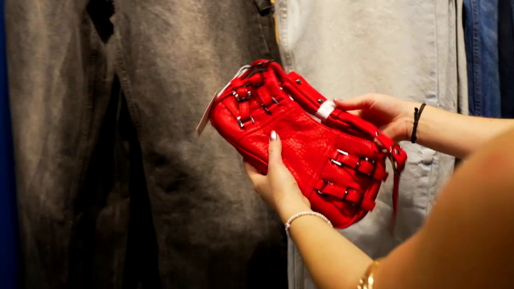 Nákupné maniačky - téma: Trenčkot - Lea