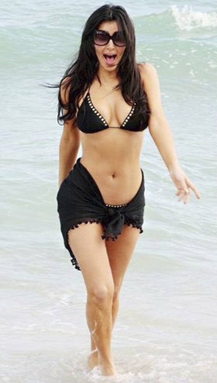 2006 - 2008 - Kim Kardashian predviedla, ako vie nosiť plavky, odvtedy sa sociálne médiá snažia získať tie najlepšie fotografie celebrít.