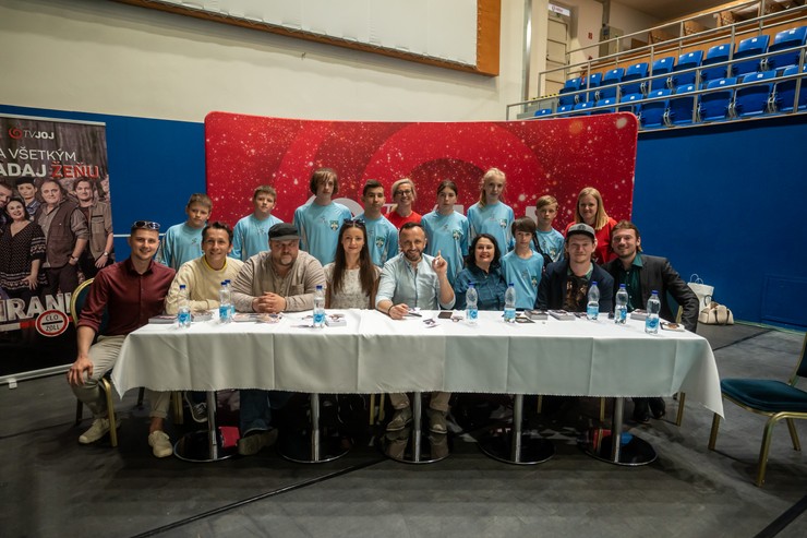 Autogramiáda hercov z Hranice na florbalovom turnaji v Liptovskom Mikuláši