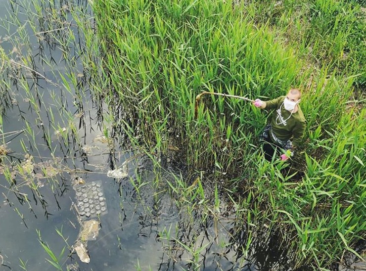 Mišo Sabo počas zberu odpadkov
