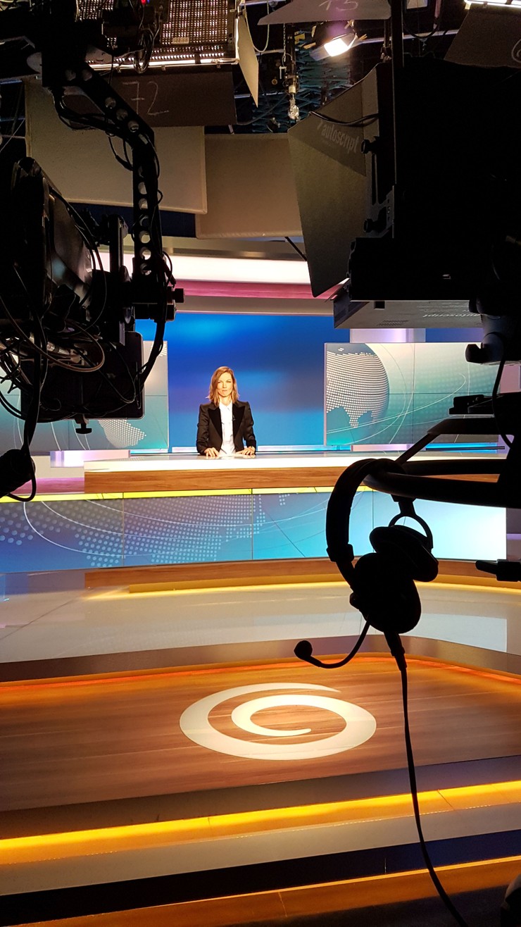 Zuzana Smatanová ako moderátorka Novín o 12