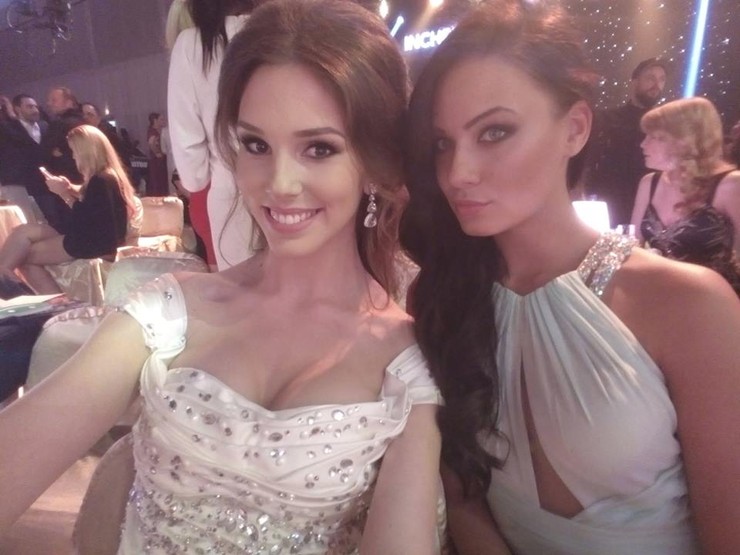 Laura Longauerová (vľavo)