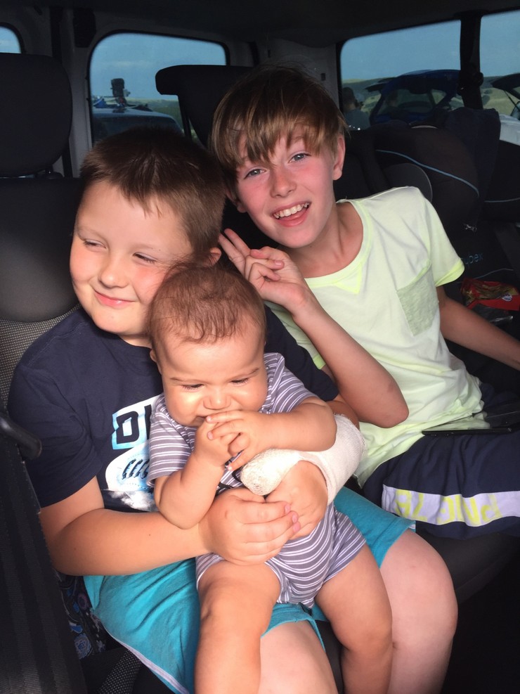 Prázdniny - Nový prírastok - malý Oskar s hereckými kolegami