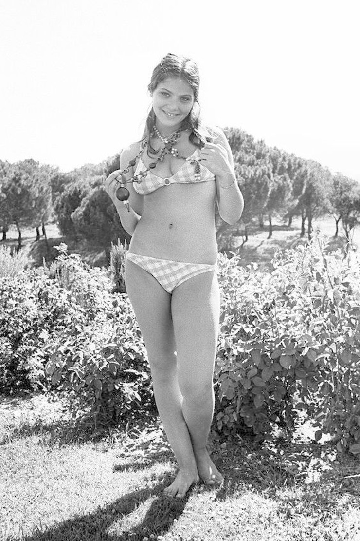 1970 - 1971 - Plavky s gingham kockou, ktorá je snáď stále viac trendy, sú strihovo jednoduchšie.