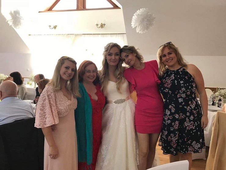 Alena Stračiaková s kolegyňami na svadbe