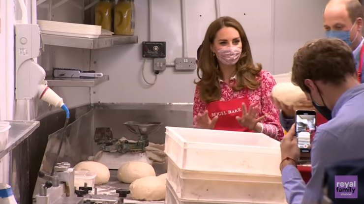 Vojvodkyňa Kate a princ William v pekárni piekli pečivo