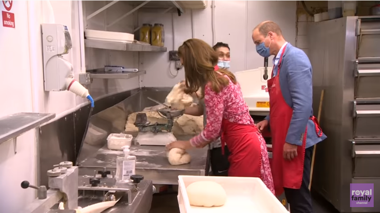Vojvodkyňa Kate a princ William v pekárni piekli pečivo