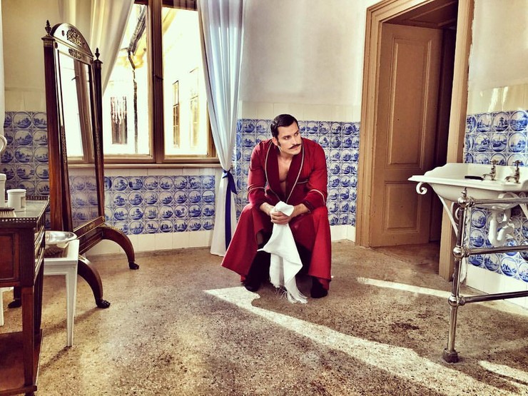 1890 - Ján Kolenik a jeho zbierka fotiek z nakrúcania na Betliari.jpg