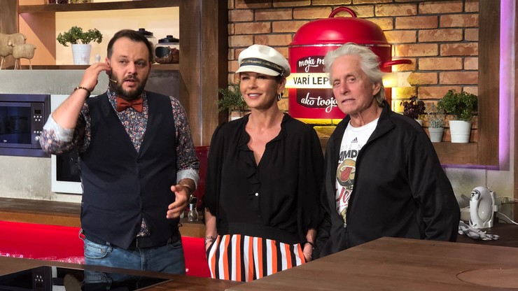 Michael Douglas a Catherine Zeta-Jones s Milanom Juniorom Zimnýkovalom v štúdiu Moja mama varí lepšie ako tvoja