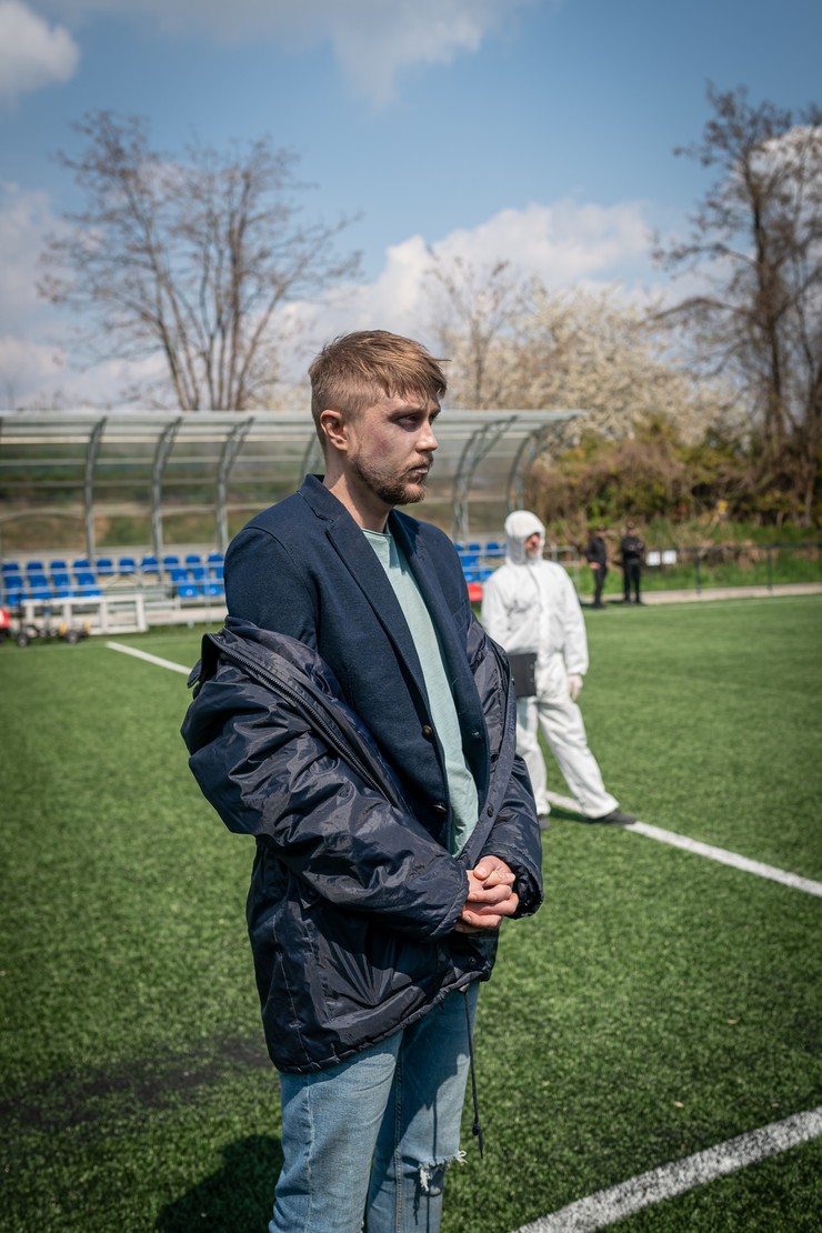 Einstein - nakrúcanie scény na futbalovom štadióne