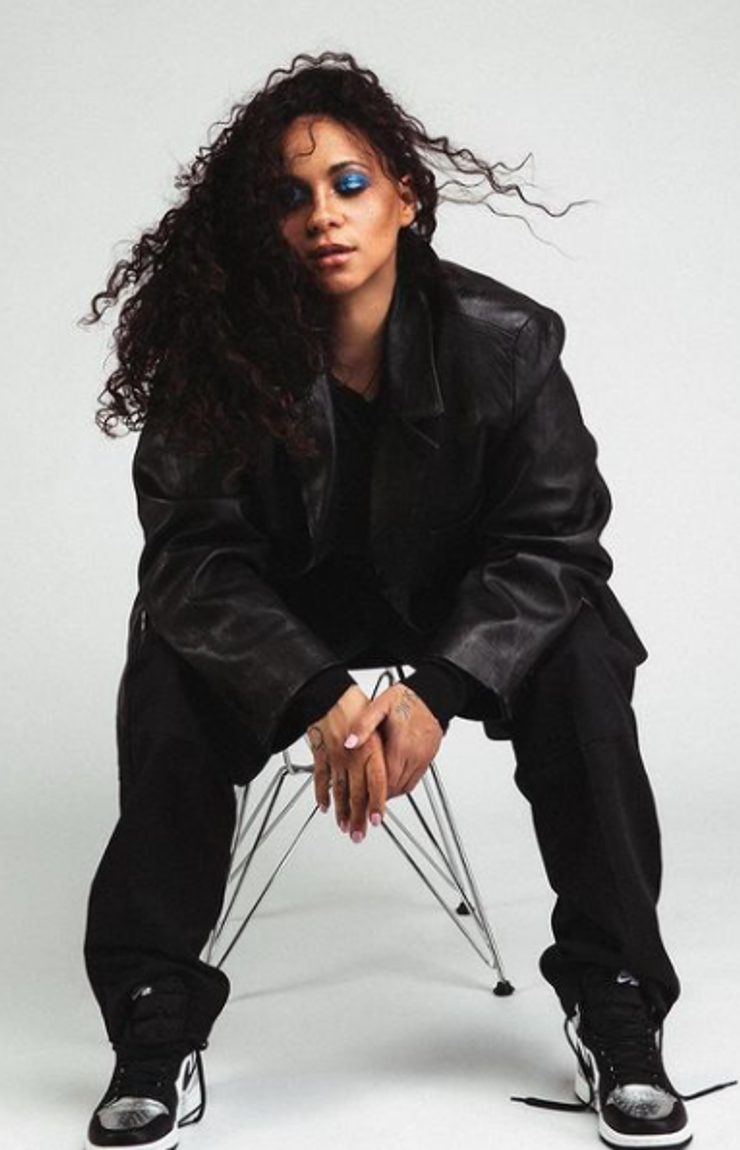 Tina so svojimi prirodzenými vlasmi