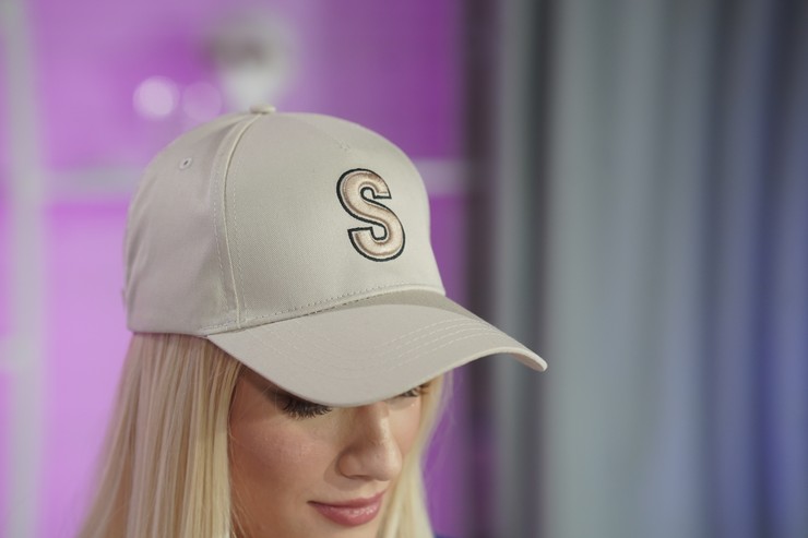 Nákupné maniačky téma Obleč sa na nákupný deň - Sofia