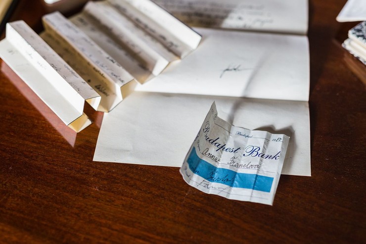 1890 - rekvizity v seriáli