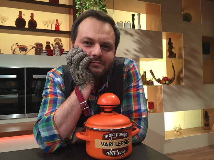 Junior sa aj v novom štúdiu cíti ako doma.JPG