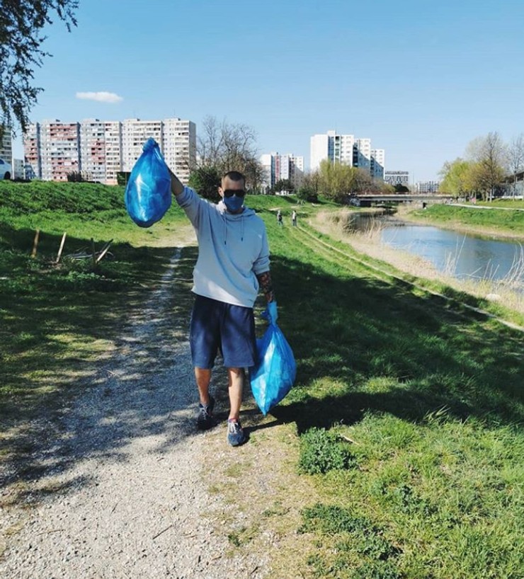 Mišo Sabo počas zberu odpadkov