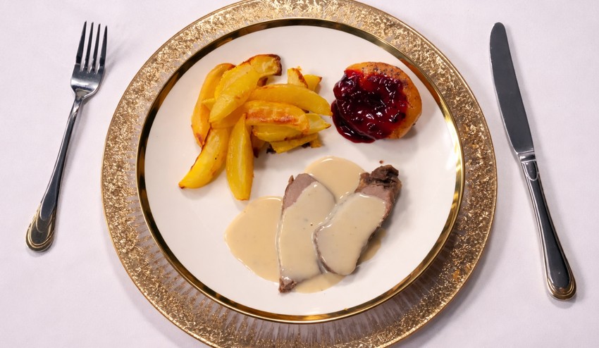 Jelenie stehno so smotanovou omáčkou, hruškou a zemiakmi