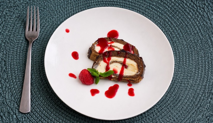 Čokoládová roláda so šľahačkou a malinami