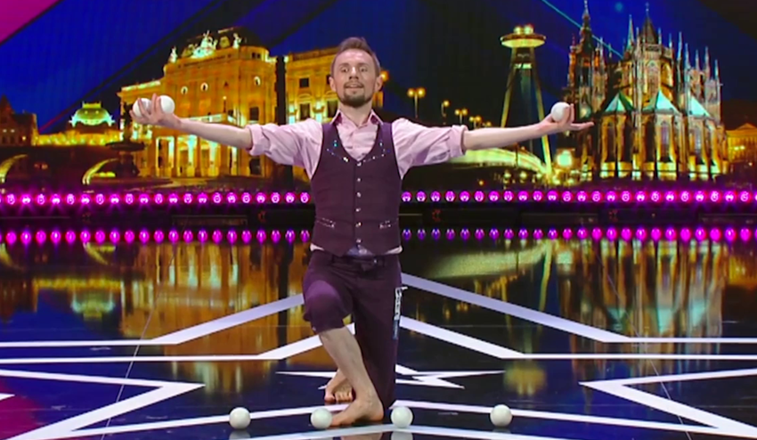 Famózne žonglovanie rukami i nohami, aké ste ešte nevideli: Loptičky akoby mal prilepené!