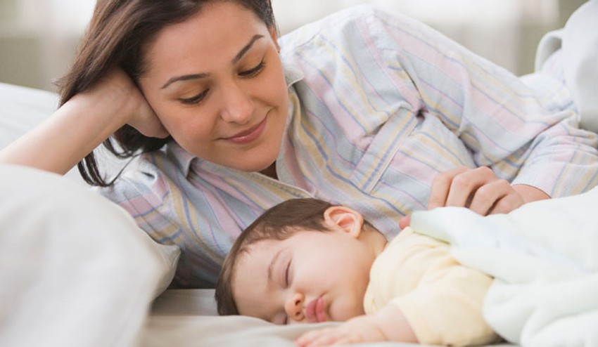 Spánok v jednej posteli s novorodencom: Ohrozuje ho na živote!