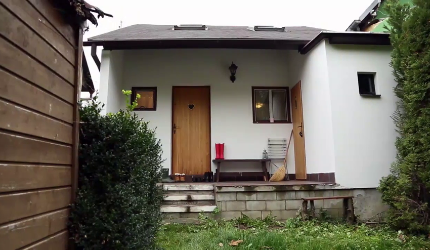 Najmladší celebritný chalupár ukázal svoje kráľovstvo: Kto býva v tejto mini chatke?