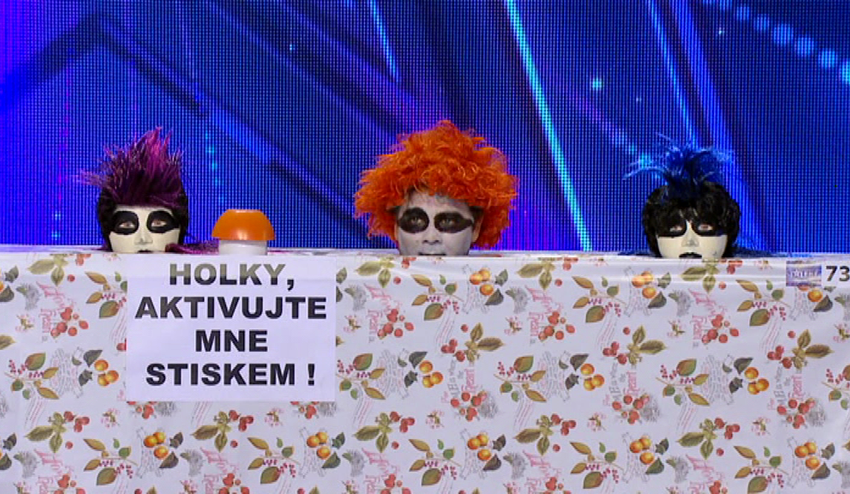 Tri hlavy a kopa čudesných zvukov: Porota sa začína obávať, že im niečo nalievame do pitia