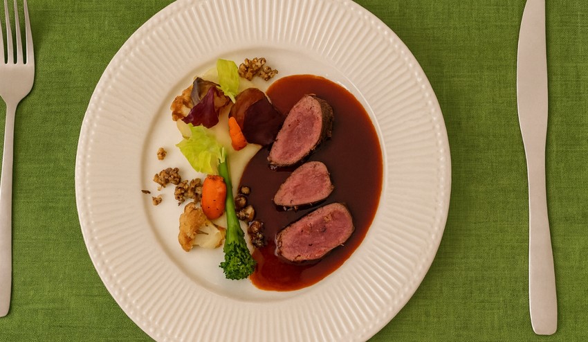 Srnčí chrbát v bylinkovej kruste s orechami a so zelerovo-jablkovým pyré