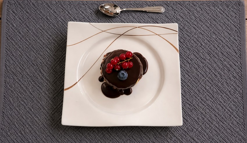 Nahé tortičky s višňovým coulis a čokoládovým mascarpone krémom