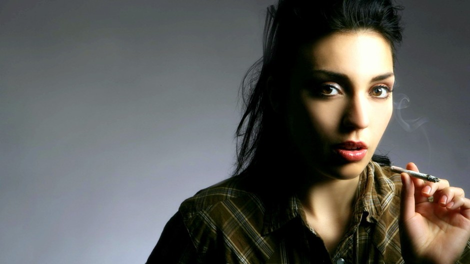 Žena sexi cigareta fajčenie fajčí