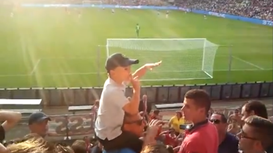 malý futbalový fanúšik na tribúne