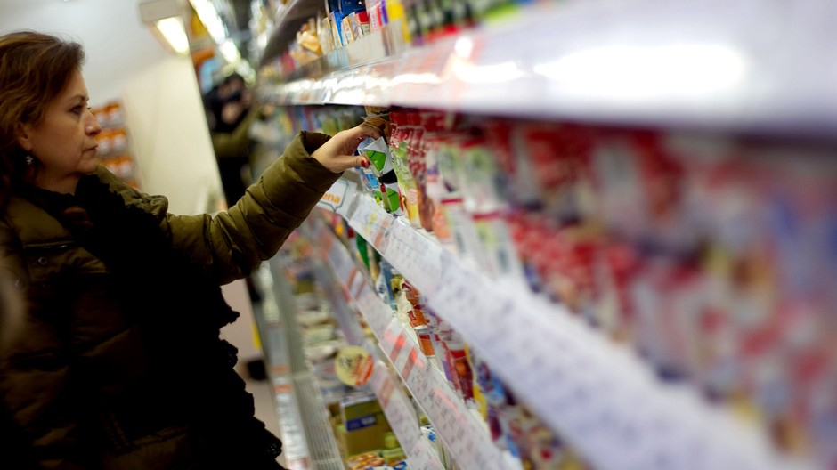 potraviny regál žena ilustračné foto