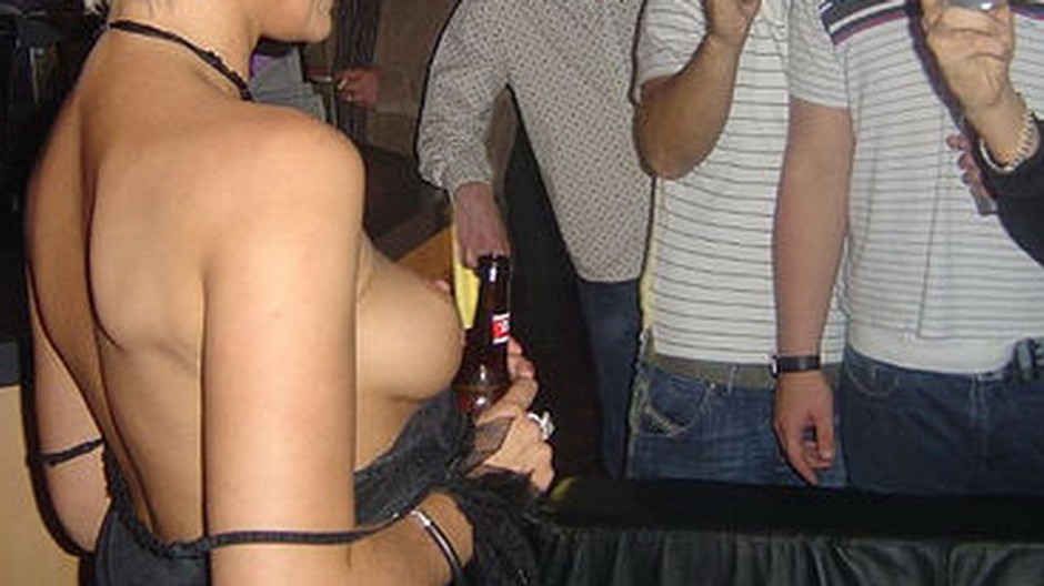 Nahý hrdudník profil, prsník, vzadu torzá mužov