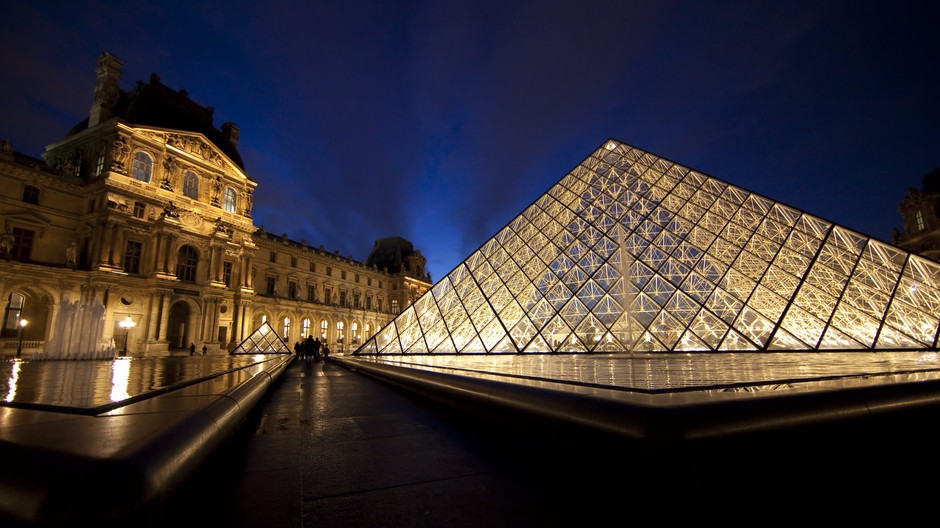 Louvre múzeum nočný záber