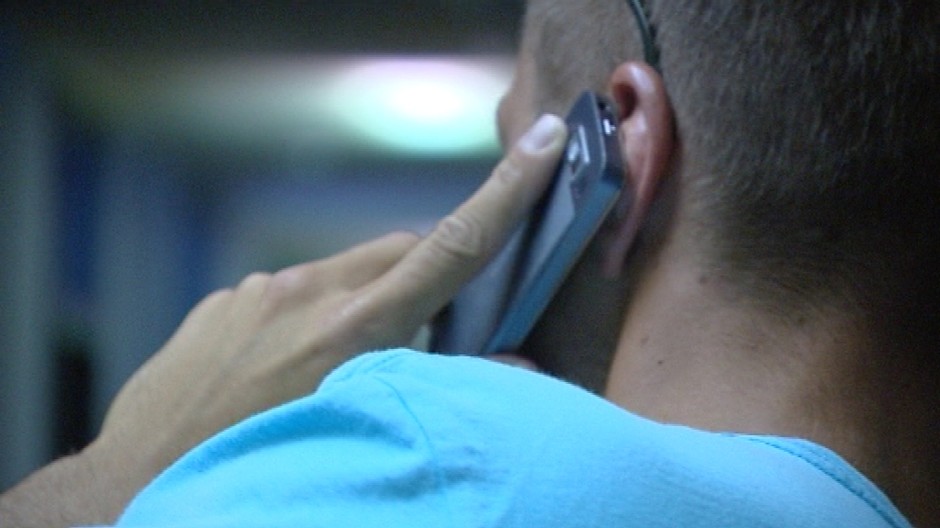 muž telefonuje detail hlavy