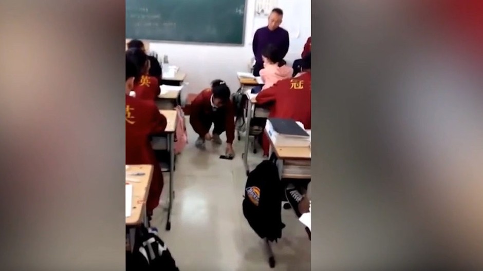 VIDEO: Učiteľ potrestal dievča pred očami žiakov. Musela rozbiť svoj telefón