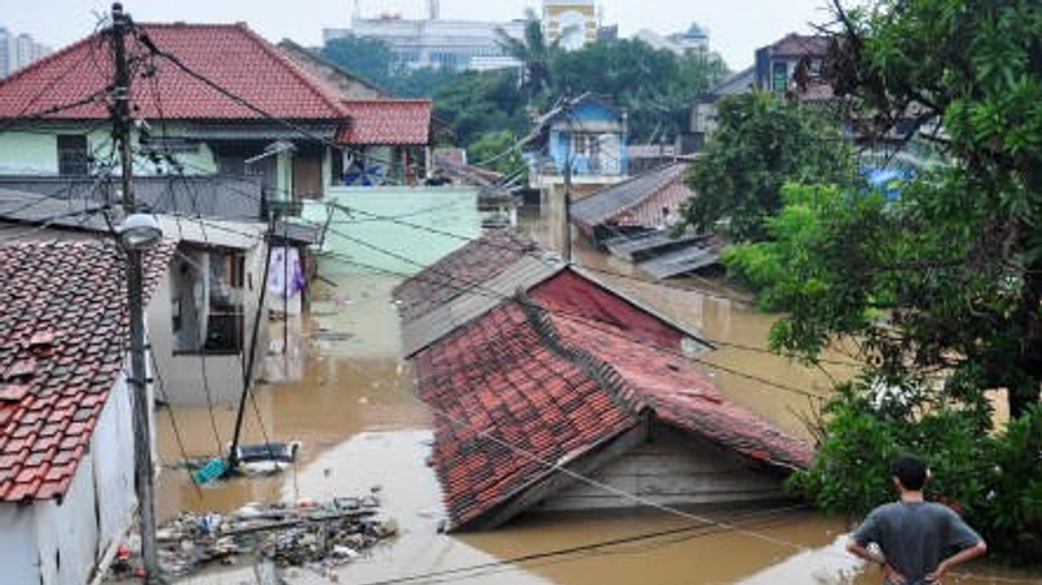 Domy v Jakarte sa potápajú 