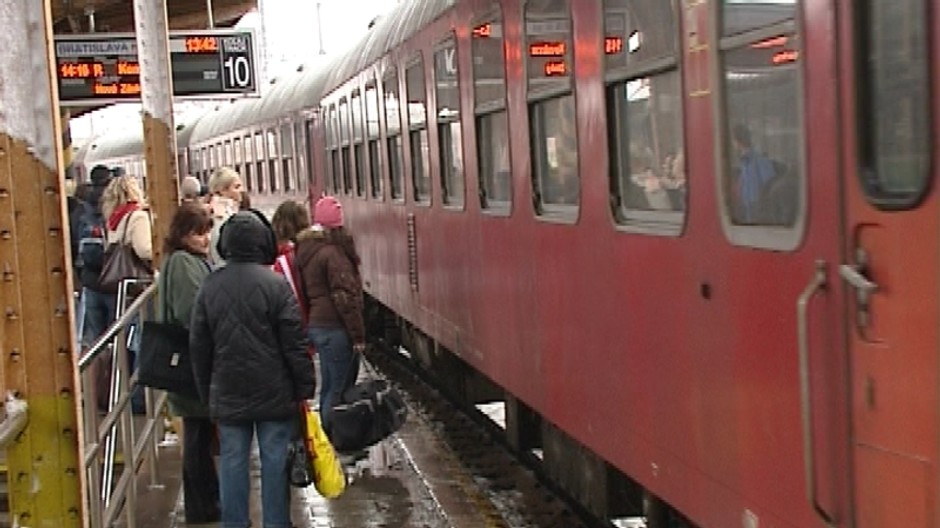 vlak stanica ludia nastupuju