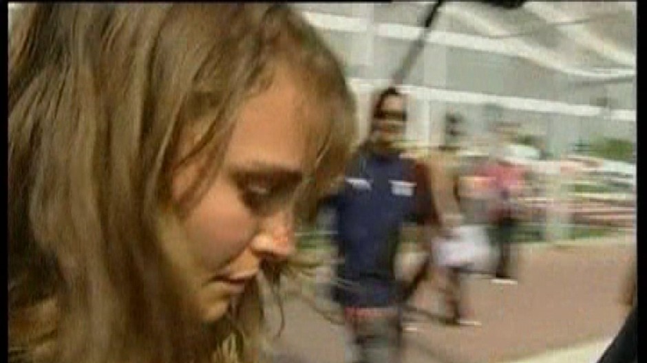 Natalie Portman za chrbtom bodyguarda