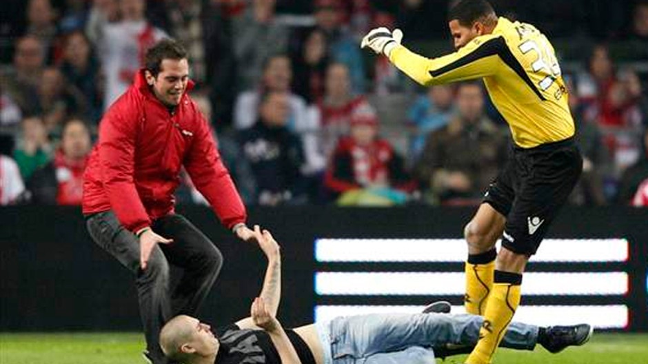 Brankár Alkmaaru nakopal agresívneho fanúšika Ajaxu