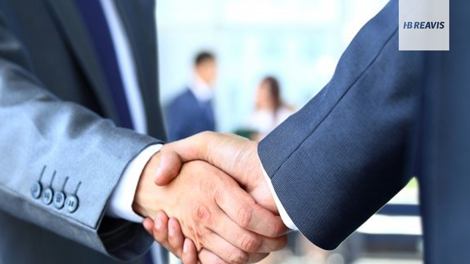 hb reavis podanie ruk