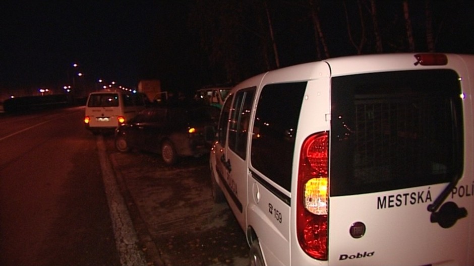Mestská polícia auto cesta noc
