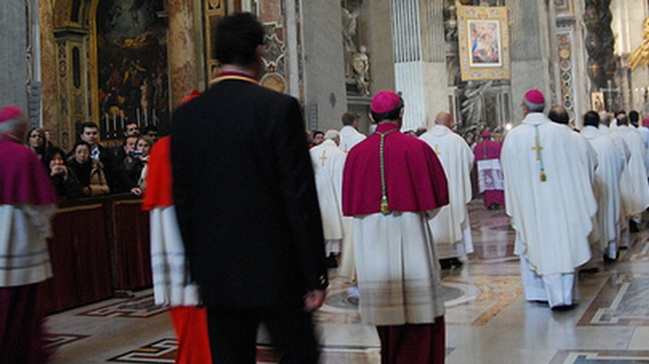 Kňazi v kostole, odzadu