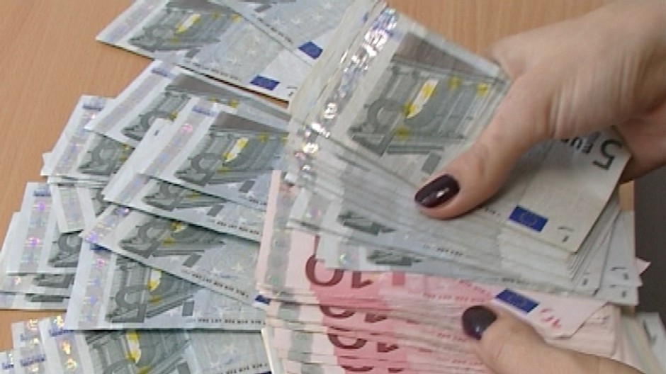 papierove eura v ruke